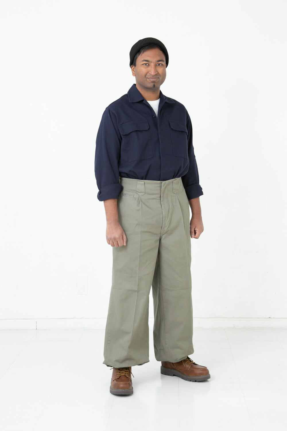 Regular Cotton 14 Nikka Pants - model